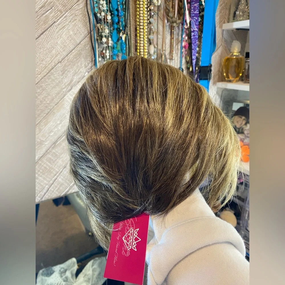 Vivì Golden Light Brunette Short Layered Wig - Lightweight Synthetic